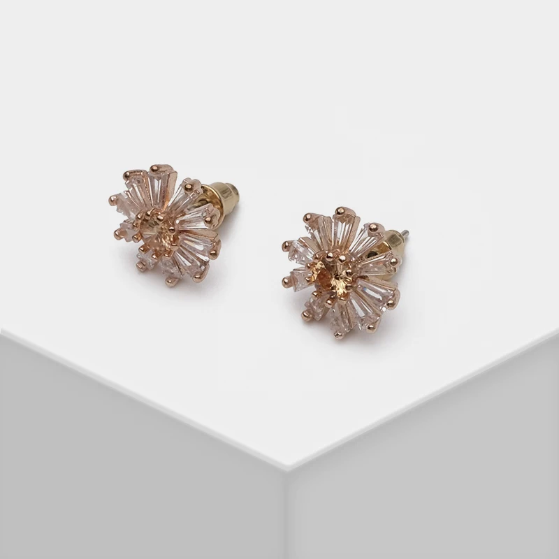 

Amorita boutique Pink chrysanthemum stud earrings