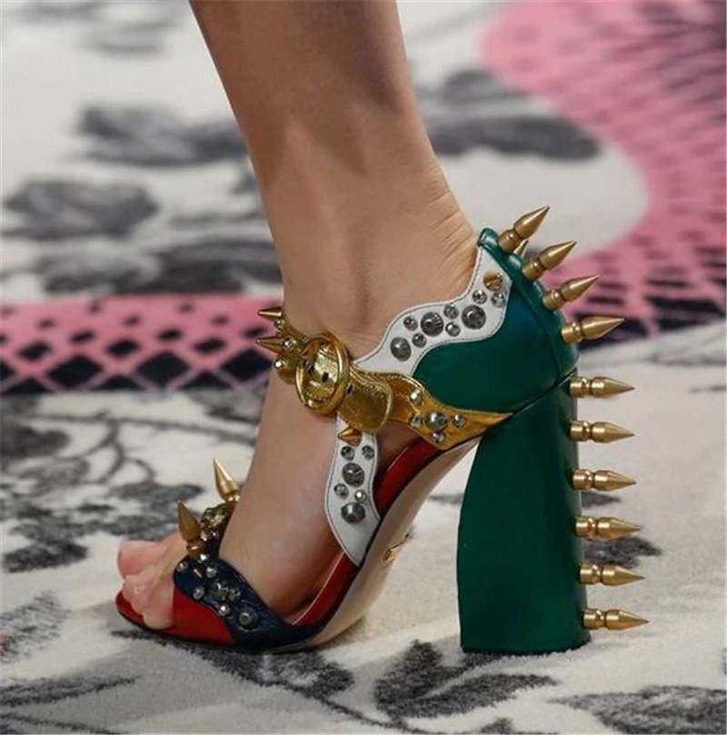 Женские сандалии-гладиаторы в стиле ретро; цвет красный, зеленый, пэчворк; Sandalias Mujer; не сужающийся книзу массивный каблук; золотой ремешок с пряжкой с заклепками и открытым носком