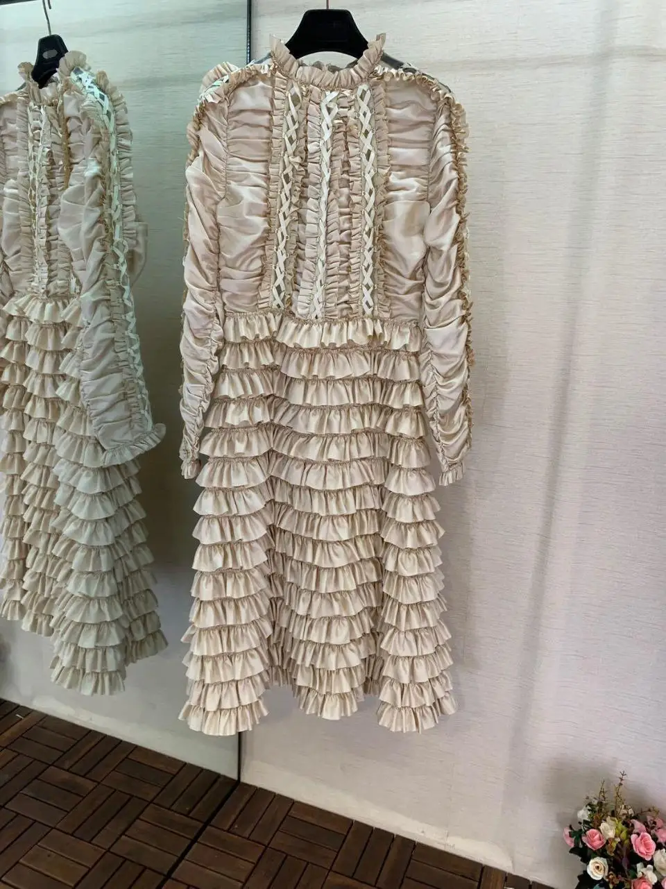 

2019 autumn new female fashion embroidery three-dimensional stitching tether long sleeve hem layer folds cake dress 0817