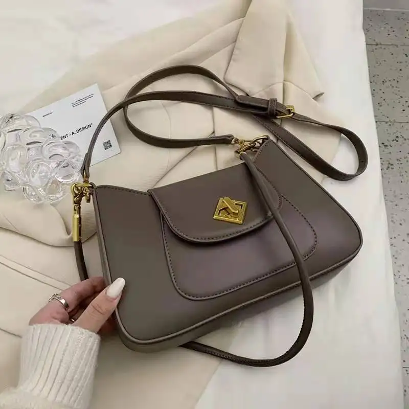 

Retro baguette bag with underarm lock and one-shoulder baguette