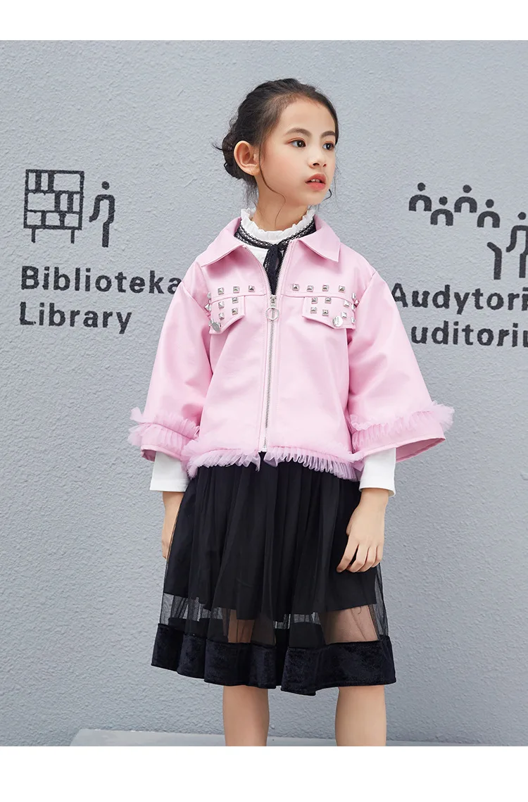 Весенне-осенние кожаные куртки для девочек; Детская куртка из искусственной кожи с большими заклепками и короной; модная детская одежда с кружевными вставками