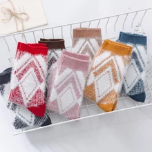 Модные бархатные клетчатые носки для женщин; теплые длинные носки; сезон осень-зима; забавные носки; женская уличная одежда; calcetines