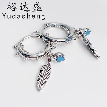 

The blue-green love heart and feather earring hooks be worn in pairs, or a single earring be stacked to show the heart’s love.