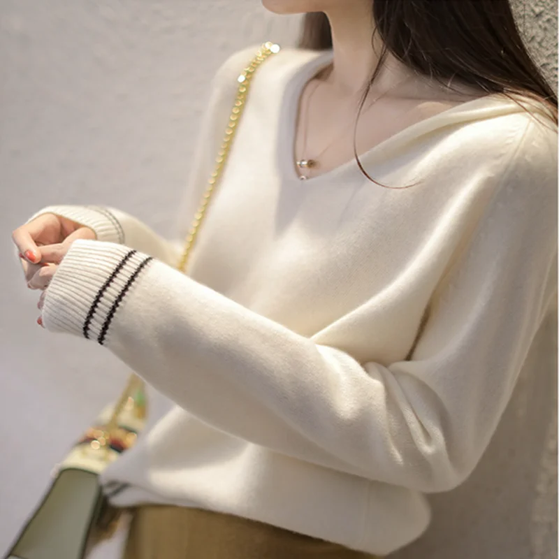 

In spring and autumn 2020, women's V-neck hoodies are loose, short and close to the skin