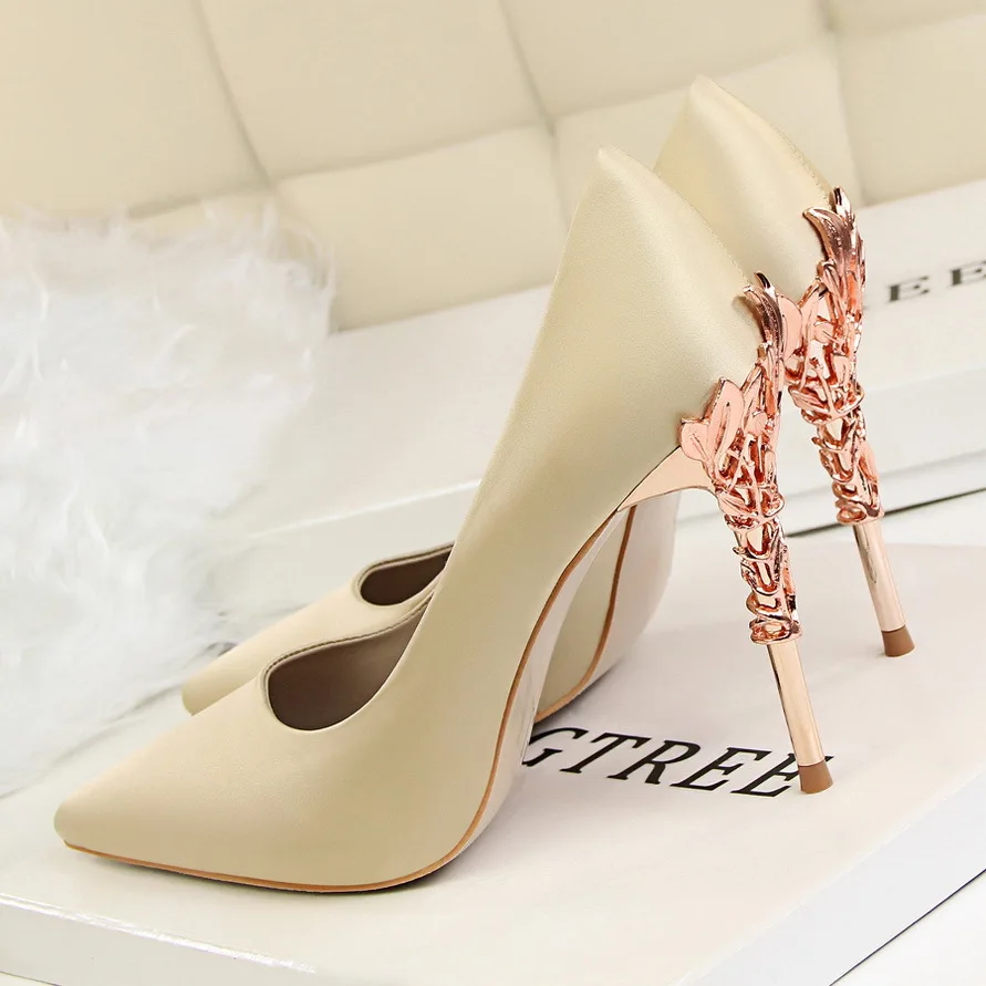 Элегантные женские туфли-лодочки с металлическими вырезами; однотонные шелковые туфли с острым носком; модные женские туфли на высоком каблуке 10 см; свадебные туфли - Цвет: 9219-3