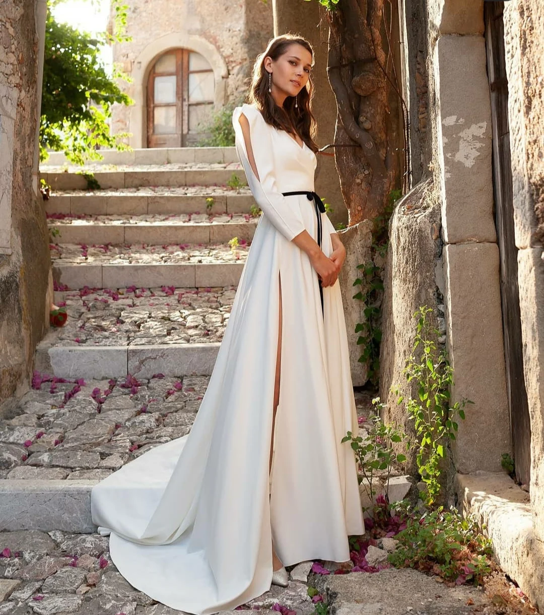 

Elegant Long Sleeve Satin V-Neck Wedding Dresses with Pockets A-Line Open Back Robes De Mariée Bridal Gown For Women
