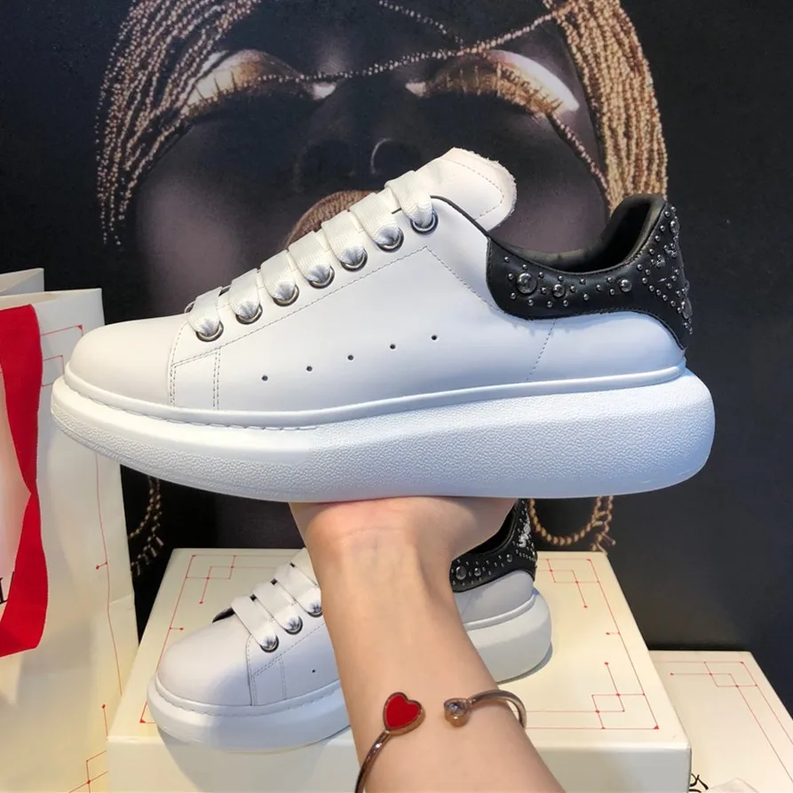 Белые туфли на плоской подошве из коровьей кожи с заклепками женские