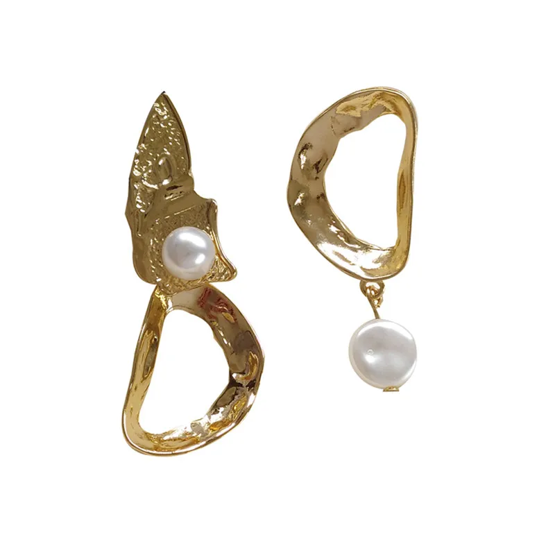 Женские серьги гвоздики с жемчугом простые неправильной геометрической формы в