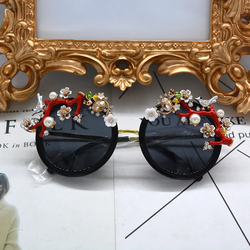 Baroque Retro Sunglasses Women Brand Designer Casual Sun Glasses Hollow Metal Carving Fashion Accessories Ladies Vintage Shades
