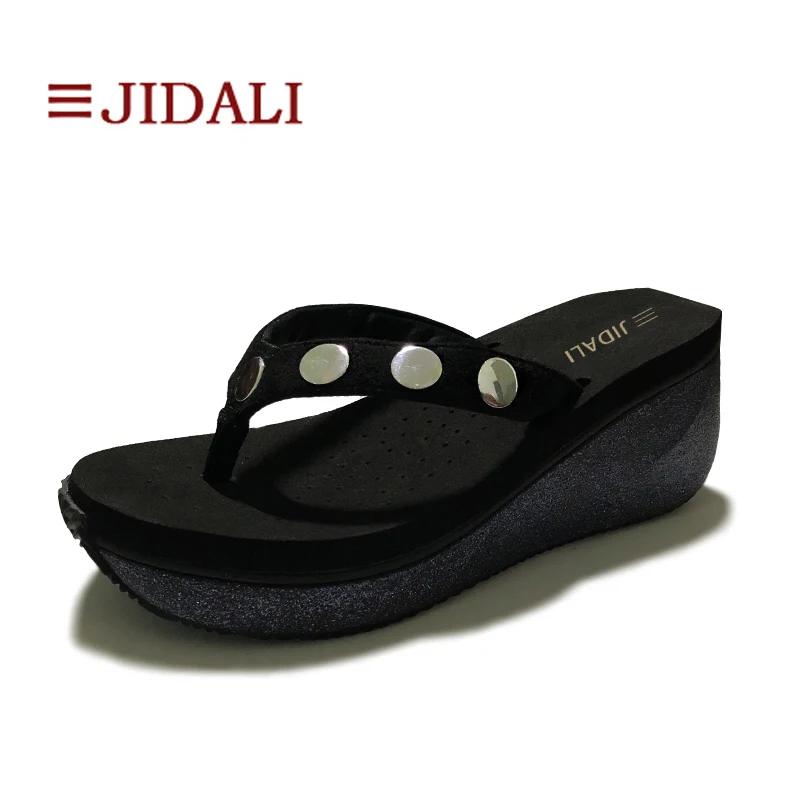 JIDALI/Модные женские яркие шлепанцы с заклепками; женская обувь на платформе; спортивные сандалии на высокой танкетке из ЭВА; Летние Размеры 35-39