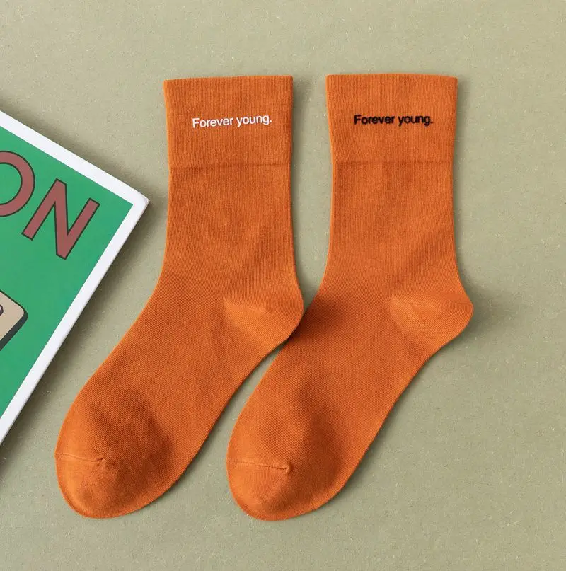 Креативные женские носки Осенние новые цветные трендовые носки с буквенным принтом Нескользящие дышащие дезодорирующие удобные носки - Цвет: Оранжевый