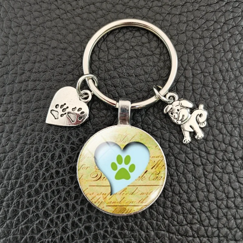 Portachiavi con stampa zampa di cane in stile retrò