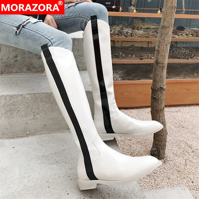 Женские сапоги до колена MORAZORA черные из лакированной кожи на низком каблуке с