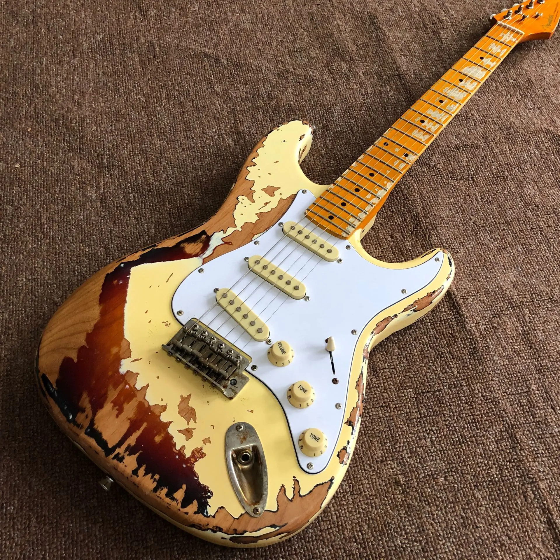 

New style relics electric guitar. handmade 6 stings guitarra.high quality pickups maple relics fingerboard.real photos
