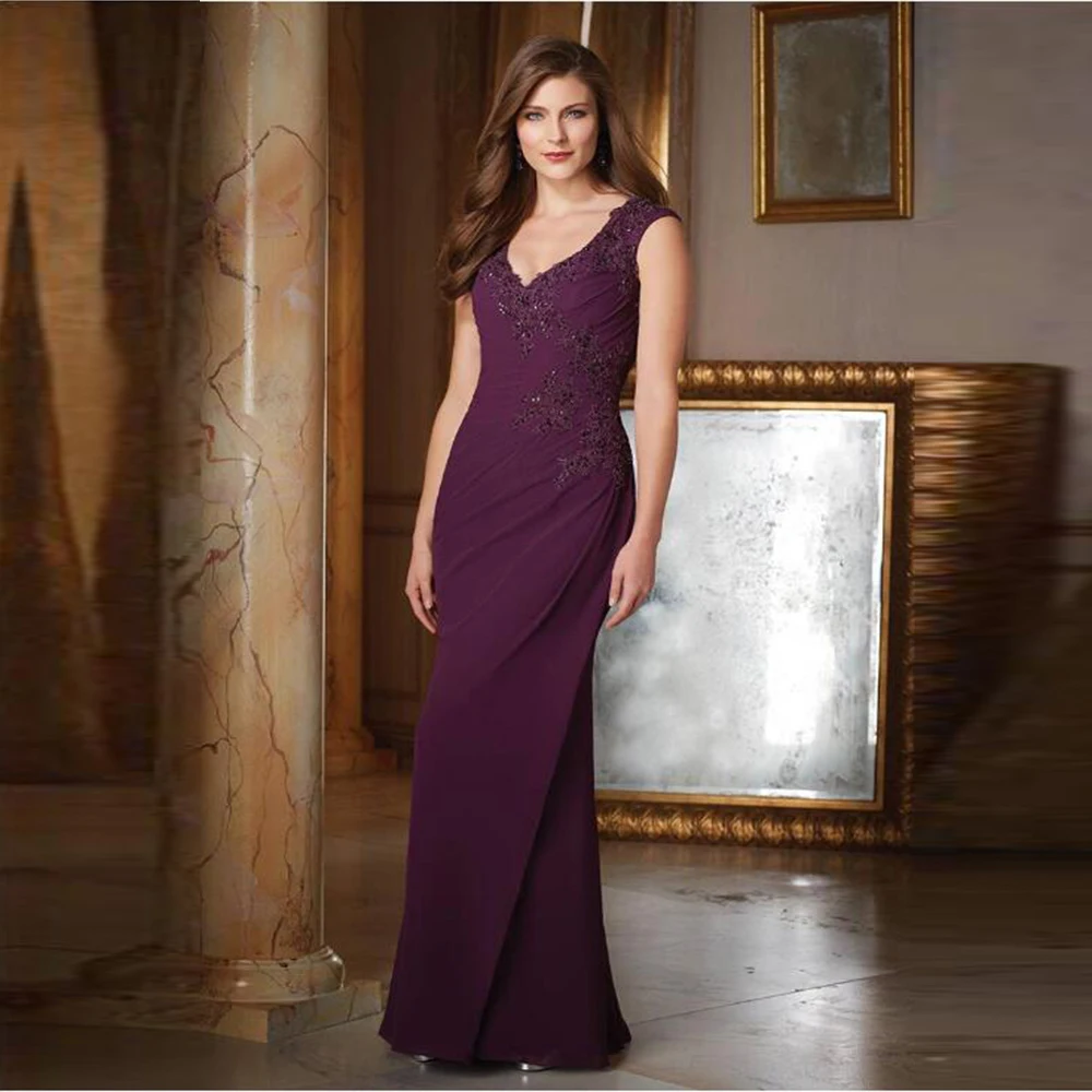 

2020 New Elegant Burgundy Sheath Cap Sleeves Mother of the Bride Dresses Deep V Neck Mother of the Groom Gowns Applique