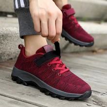 Пара кроссовок осенние мужские и женские легкие дышащие мягкие удобные кроссовки на плоской подошве