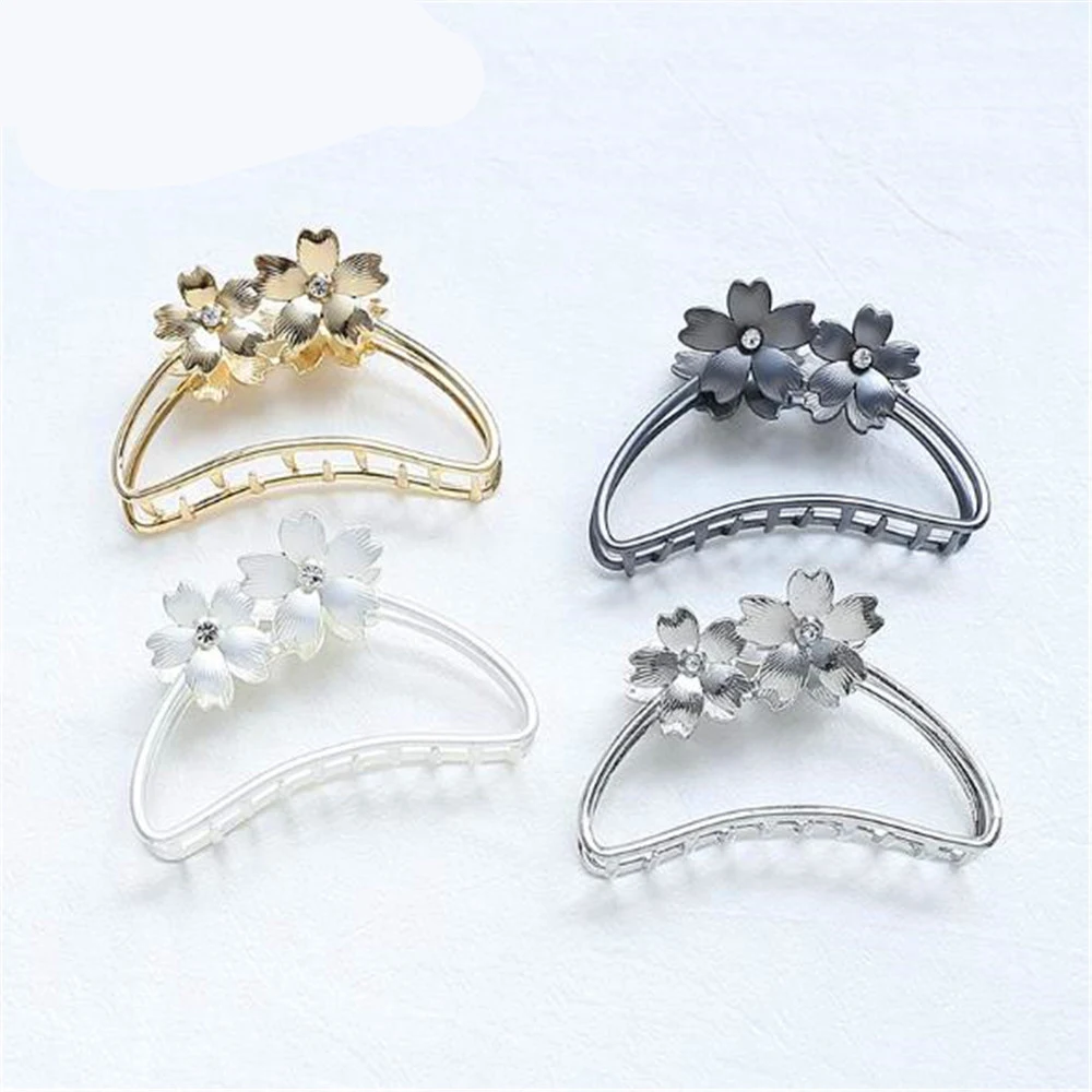 

New Fashion Hollow Hair Claws for Women Flower Retro Hair Barrettes Hairpin Carb Metal Hair Claw Clips Hair Styling Tools