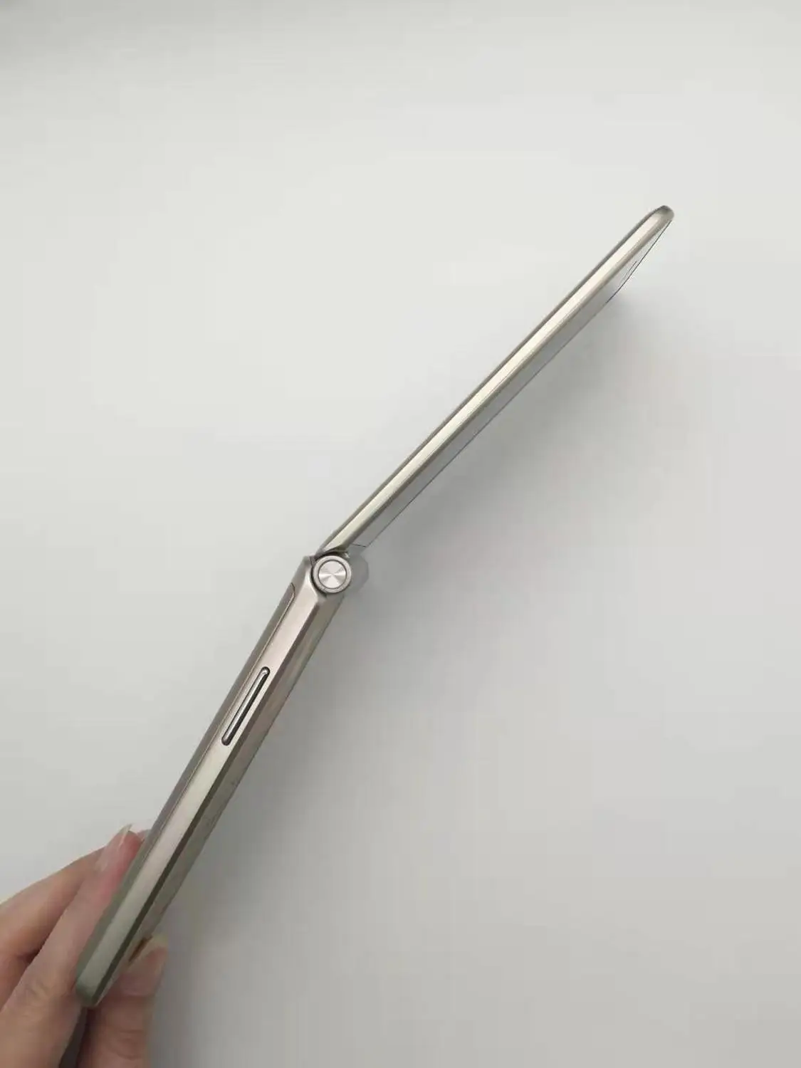 Samsung Galaxy Folder G1600 смартфон с 5 дюймовым дисплеем четырёхъядерным процессором ОЗУ 2