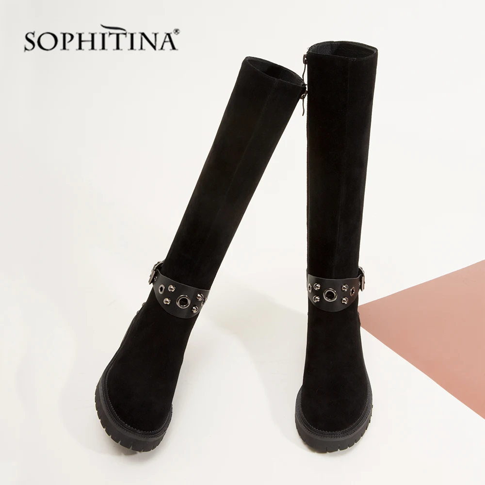 SOPHITINA/Модные и дизайнерские сапоги женские на осень и зиму. Утепленная обувь с металлическим украшением на ремешке, ее носок округленный, подошва плоская и толстая. Новые женские сапоги с молниями до конца. SC338