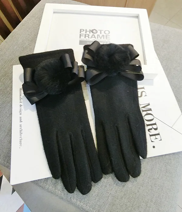 Cashmere Gloves with Rabbit Fur Ball Women Winter Gloves Bow Korean Ladies Touch Screen Mitten Bowknot Full Finger Warm Mittens - Цвет: Black