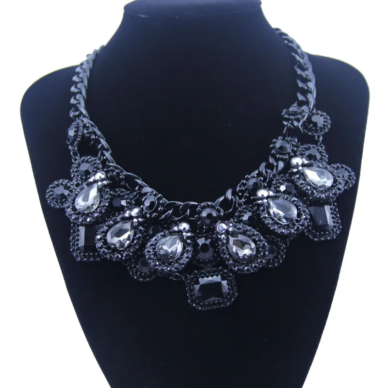 

Retro Exaggeration Crystal Pendant Short Necklace Europe And America Fashion Man-made Diamond Versatile Chain Necklace