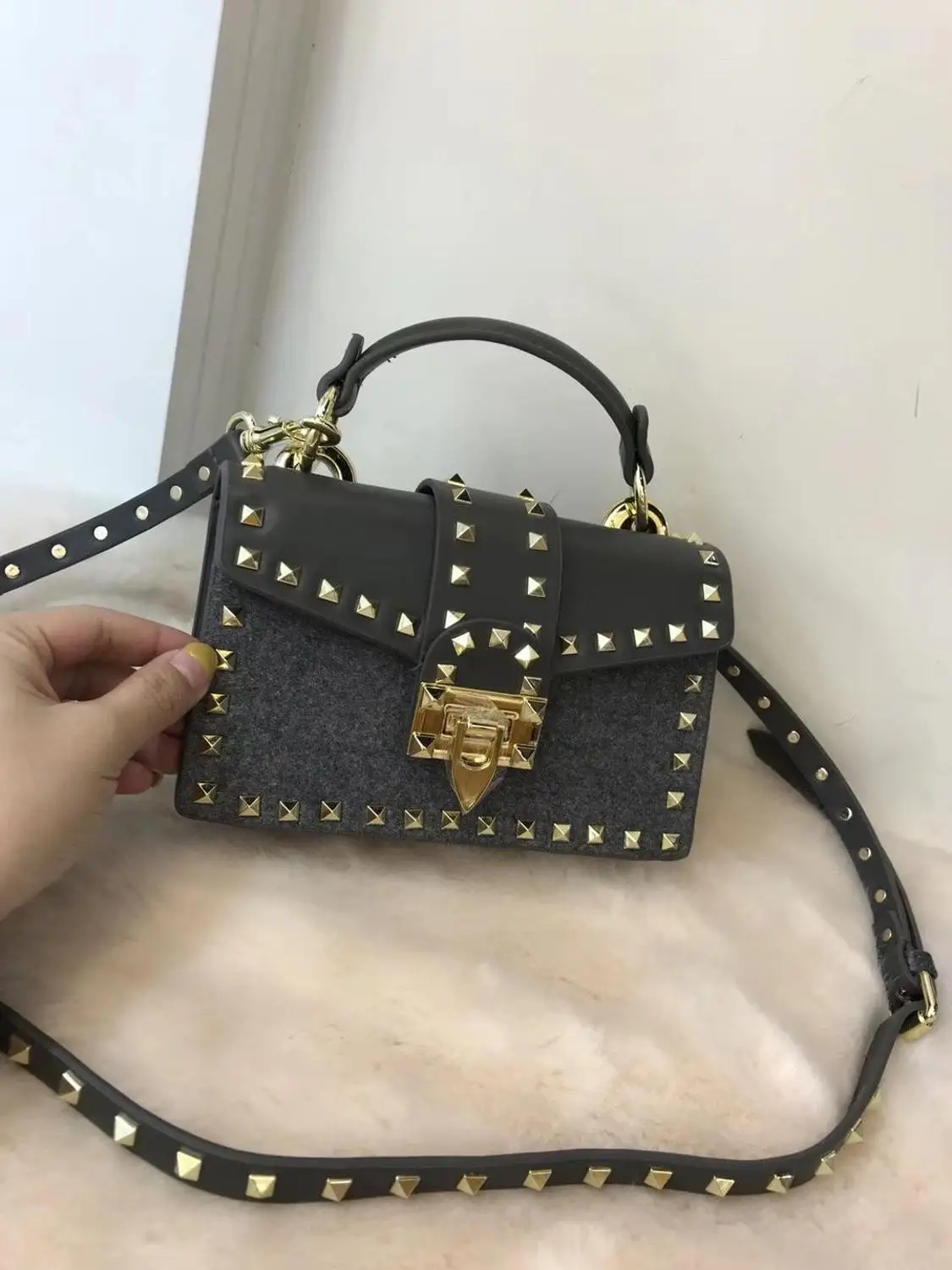 

2019 trendy star with the same paragraph fashion retro with a rock fan cool one shoulder small square bag