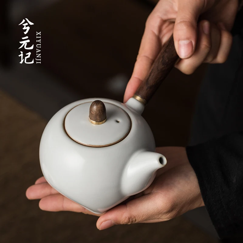 

|sour branch wood in Ru kiln can be raised into pieces. A single teapot is a simple one pot kungfu tea set for home use