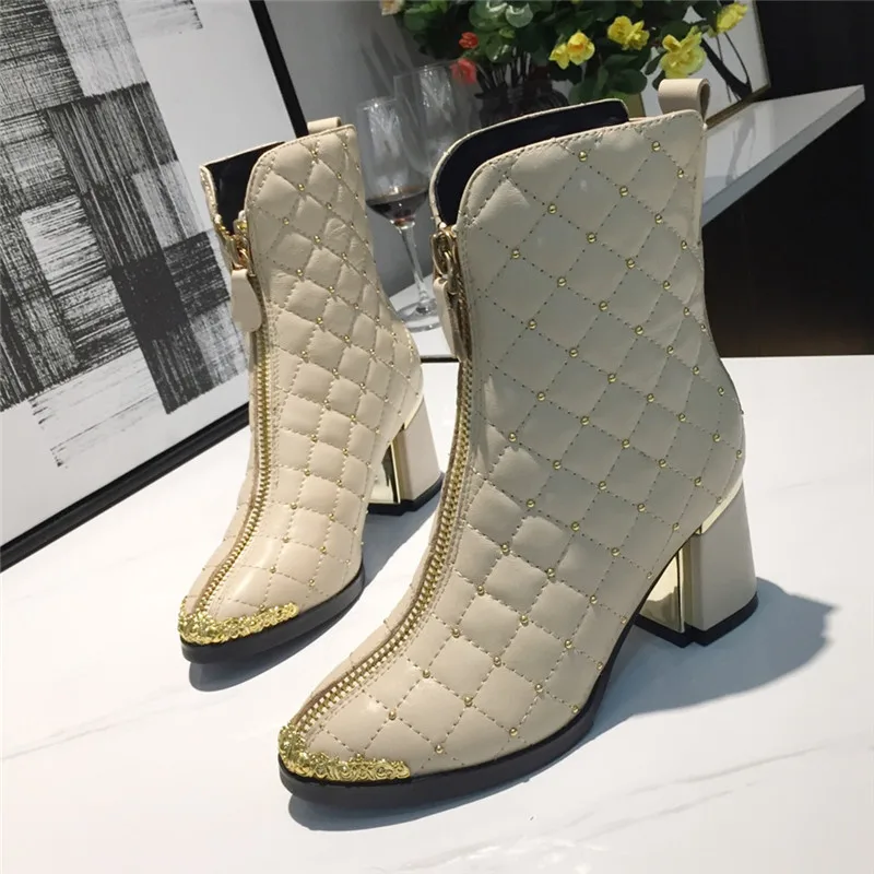 beige rivets Ботинки на не сужающемся книзу высоком массивном каблуке с заклепками; Модные ботильоны для женщин с острым металлическим носком; сезон весна-осень; женская обувь; botas Rojas; Цвет Красный - Цвет: beige rivets