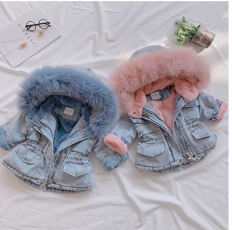 Модная зимняя теплая джинсовая куртка для маленьких девочек, бархатные теплые парки с капюшоном и мехом для малышей, верхняя одежда, пальто, топы
