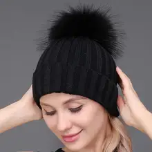 Вязаная детская шапка с помпоном из меха енота. Размер 45-52 см