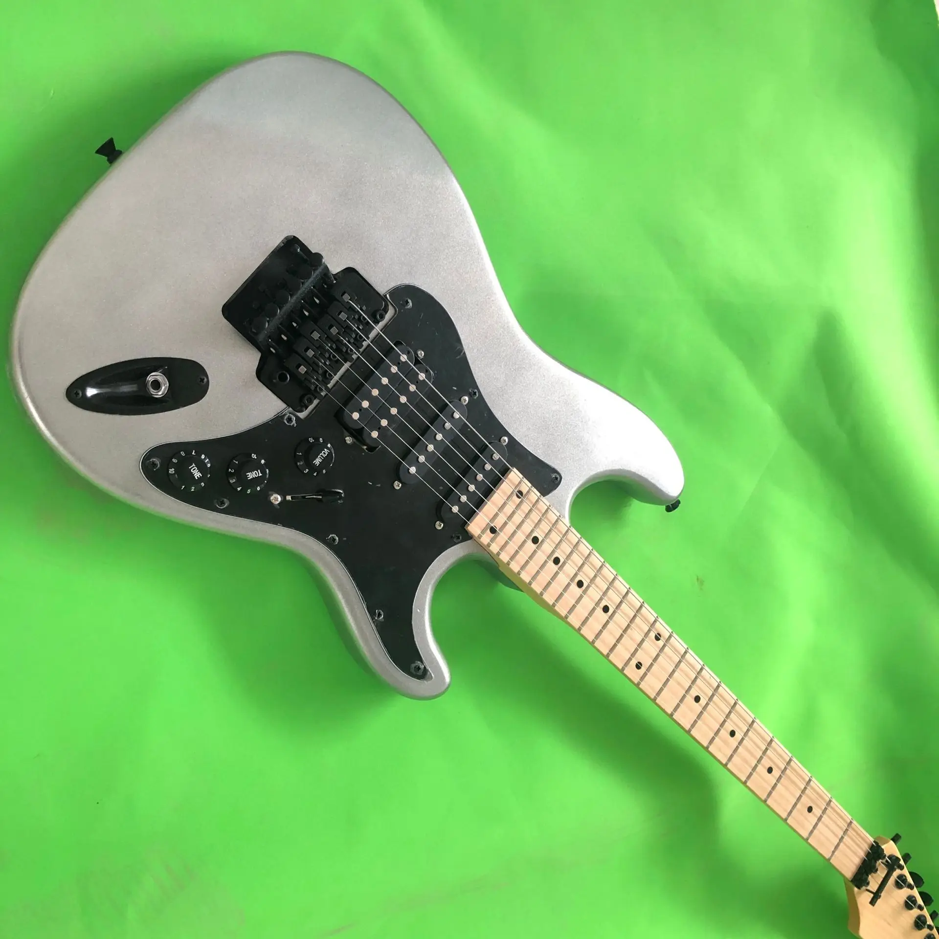 

Electric Guitar.High quality pickups. Chrome color top guitarra,maple fretboard,Black Hardware,oem gitaar.real photos
