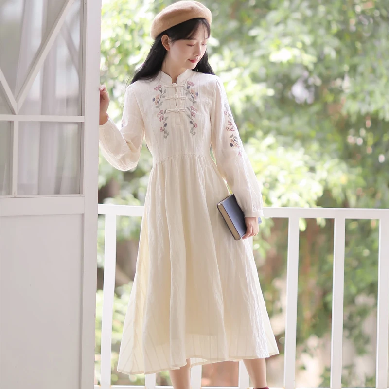 Новинка платье с вышивкой на пуговицах женское осенне зимнее милое длинное в