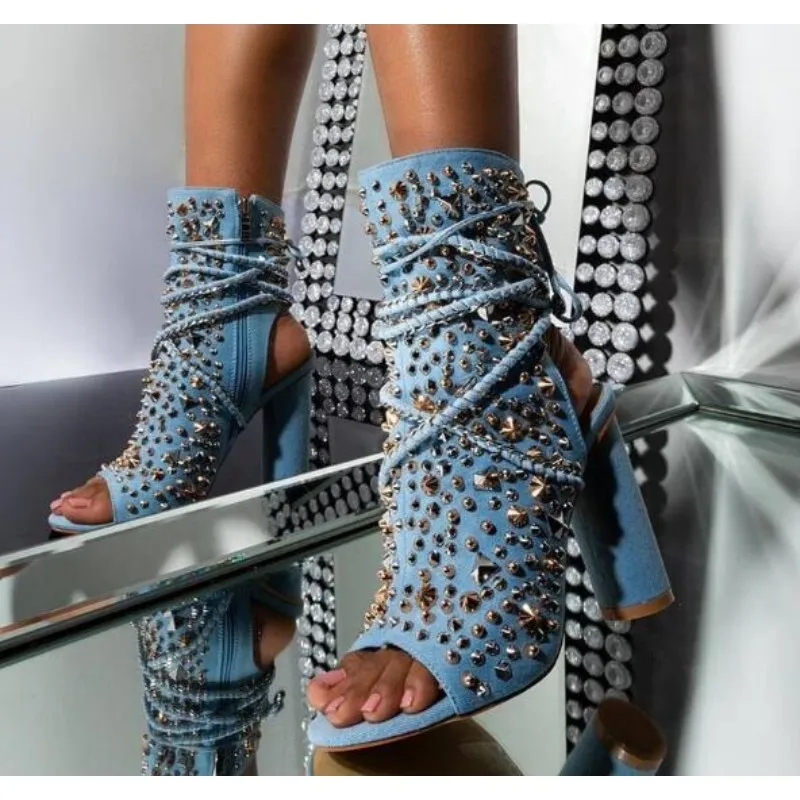 Летние светло-голубые джинсовые ботильоны с заклепками на пятке пикантные