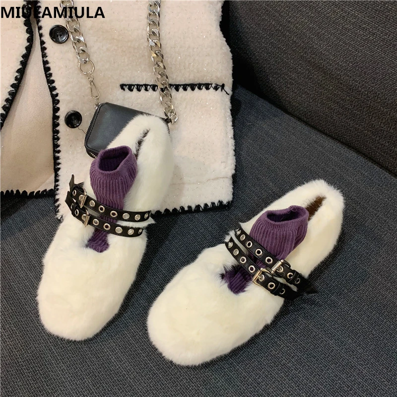 MIULAMIULA/фирменный дизайн; коллекция года; Сезон Зима; Роскошные туфли на плоской подошве с заклепками и мягкой кроличьей шерстью с круглым носком; женские повседневные Лоферы без застежки