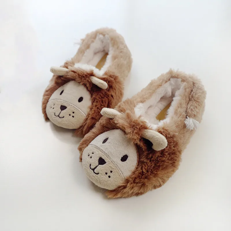 Коричневый Suihyung Cute Animal Slippers Kids Winter Warm Home Slippers Children Soft Non-slip Indoor Floor Shoes Furry Lion Plush Slippers - Цвет: Коричневый