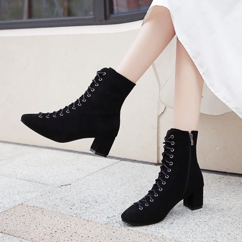 Замшевые ботильоны; Цвет черный, бежевый; женские зимние теплые элегантные ботинки на толстом высоком каблуке; женские короткие ботиночки с перекрестной шнуровкой для женщин
