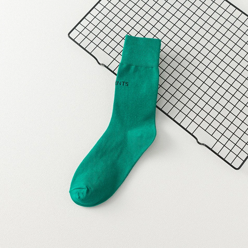 dark green Прохладный Девушки флуоресцентный Цвета Новые носки Для женщин хлопковые носки Harajuku Повседневное Письмо Скейтборд, уличная мода, носки свободные нескользящих носочков - Цвет: dark green