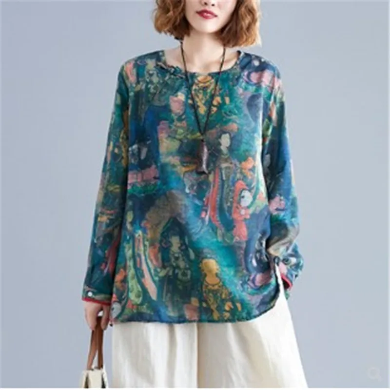 Plus-size women's fall collection features a mura-printed long-sleeved T-shirt with a loose top and pullover
