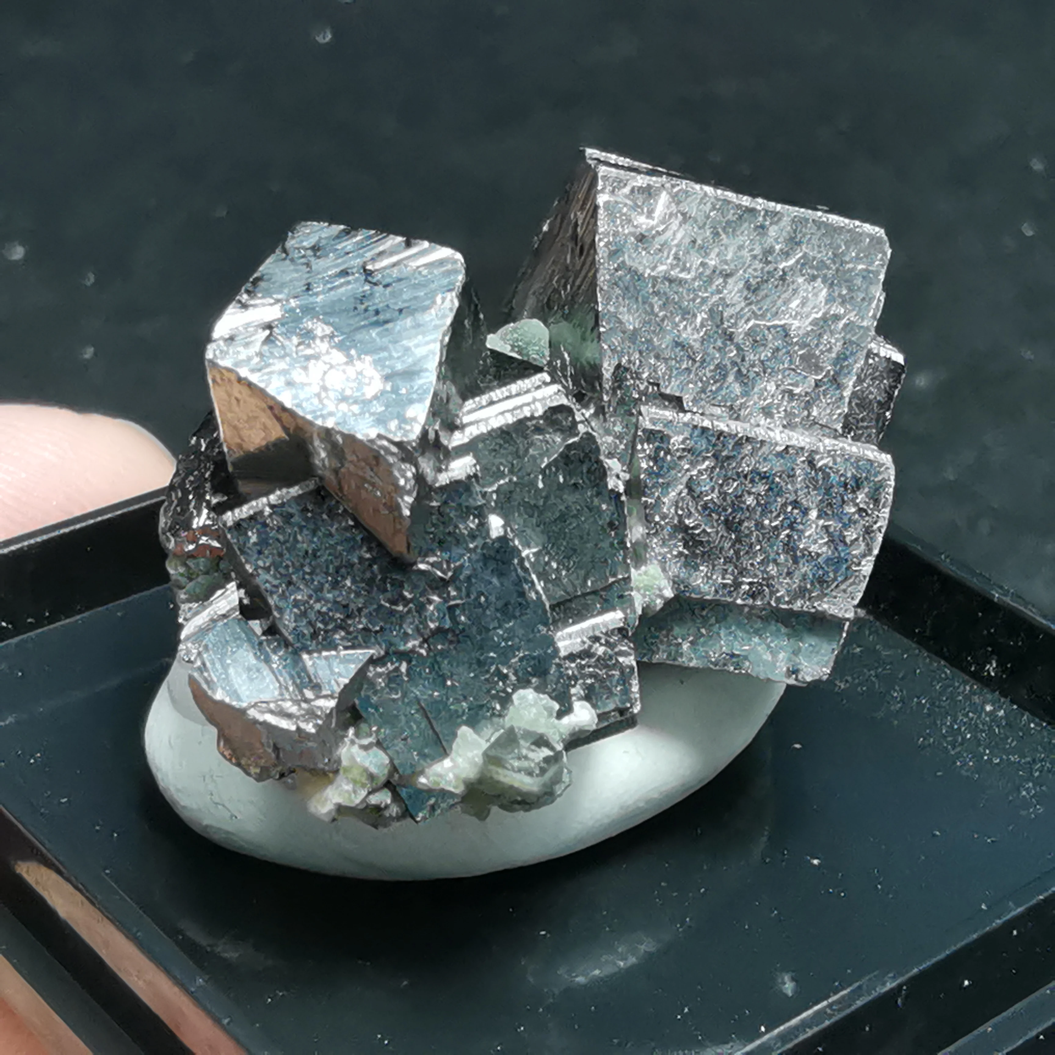 Natural fine arsenopyrite crystal intergrowth cluster mineral crystal specimen stone decoration QUARTZ GEM (send box) Natural fine arsenopyrite crystal intergrowth cluster mineral crystal specimen stone decoration QUARTZ GEM (send box)