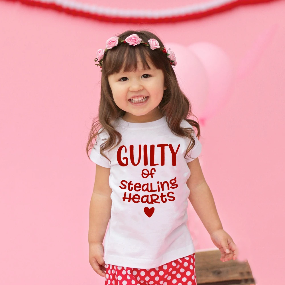Рубашка с надписью «Guilty of theoring Hearts»; Детские Топы на День святого Валентина для девочек; футболки на День Святого Валентина; одежда с сердечком и надписью «Love Babe»