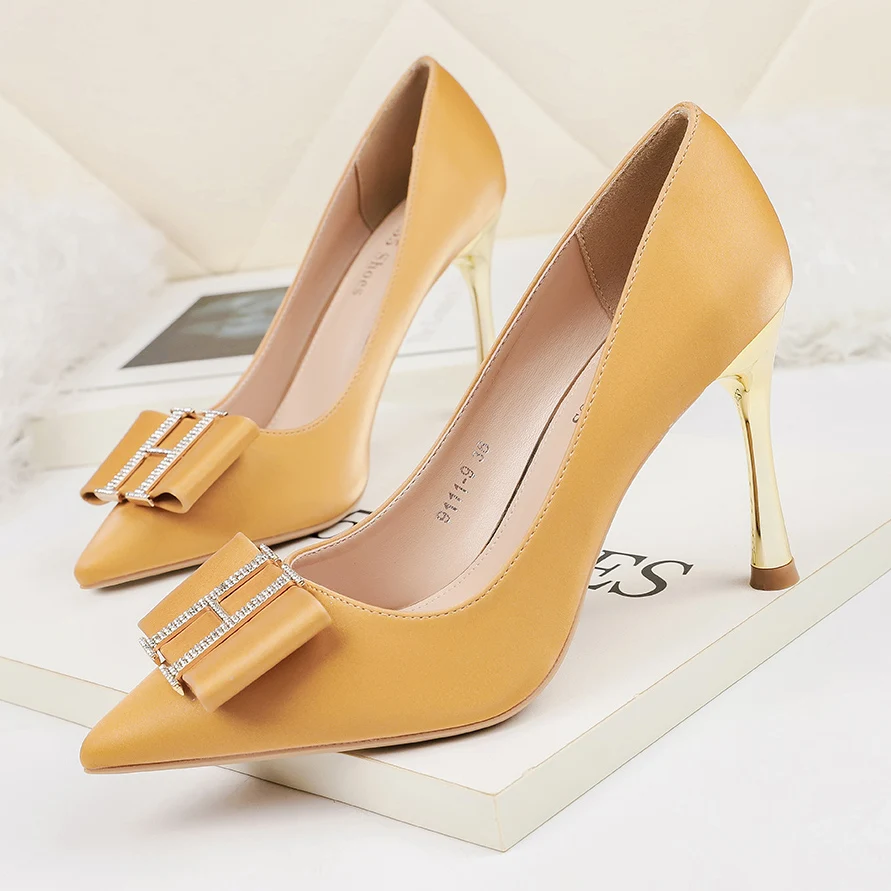 

2020 New Fashion Women 9CM High Heels Buckle Crystal Stiletto Pumps Lady Elegant Luxury Yellow Patent Leather Pointy Party Shoes