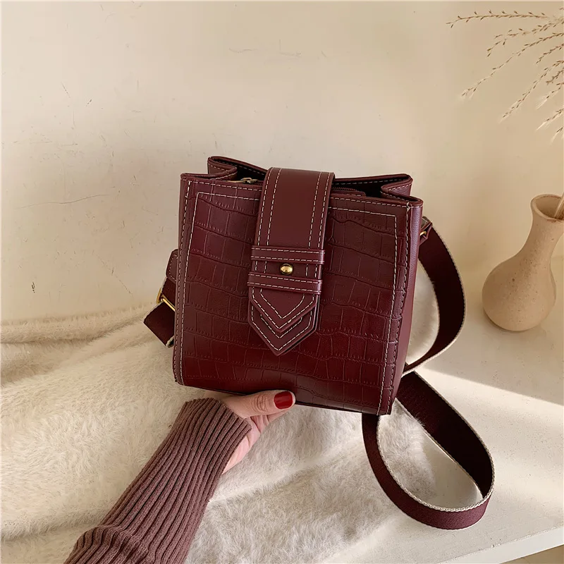 

2019 Winter New Style WOMEN'S Bag Korean-style Style Crocodile Pattern Bucket Bag Casual Car Suture Shoulder Bag Oblique WOMEN'S