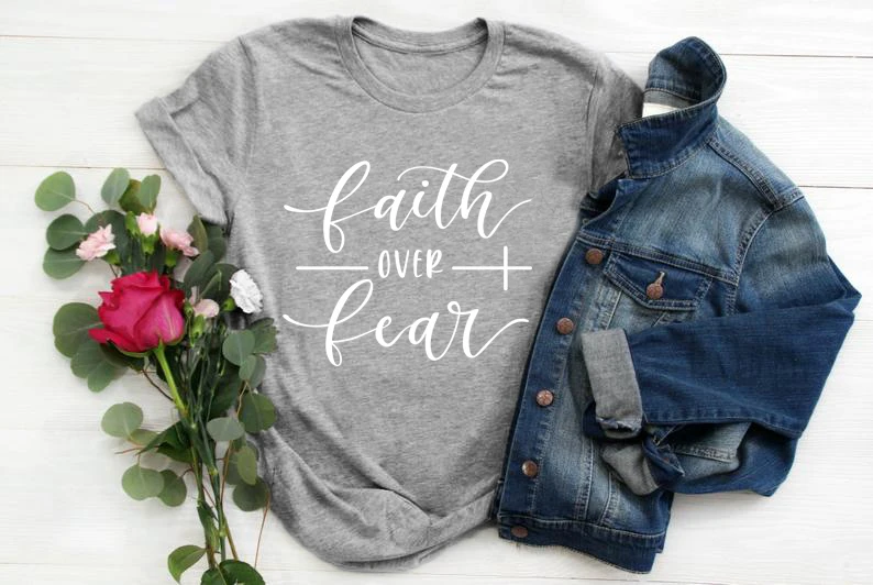 gray tee white text Faith Over Fear футболка для христианина Религия Костюмы для Для женщин вера рубашка Графический бесстрашный лозунг Винтаж гранж топы для девочек футболки для девочек - Цвет: gray tee white text