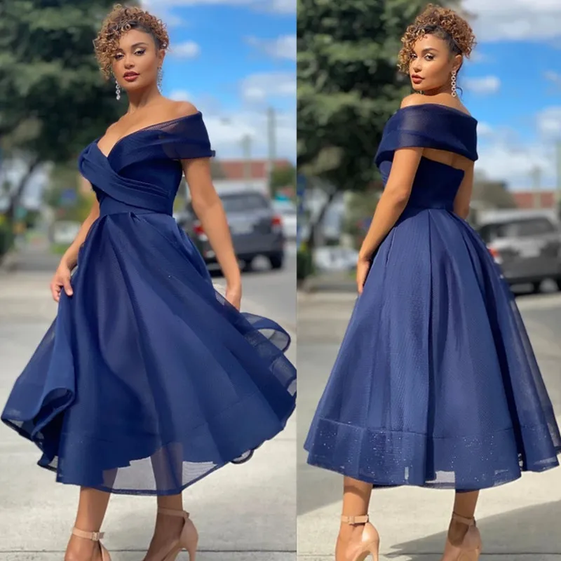 Женское вечернее платье с открытыми плечами элегантное темно-синее простое