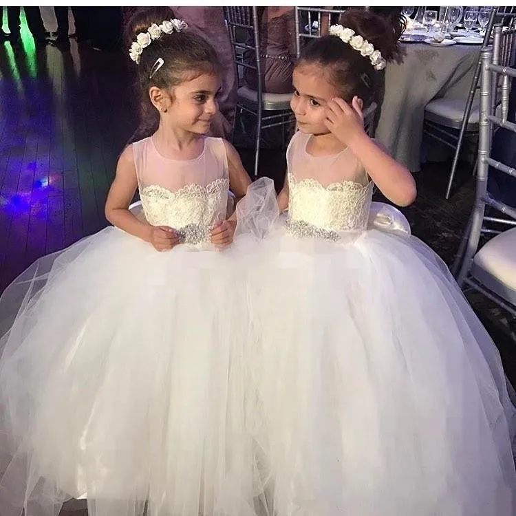 Ivoor Witte Gezwollen Tule Baljurk Bloem Meisje Jurk voor Wedding Party Baby Meisjes Pageant Communie Jurk met Boog Ivoor Witte Gezwollen Tule Baljurk Bloem Meisje Jurk voor Wedding Party Baby Meisjes Pageant Communie Jurk met Boog