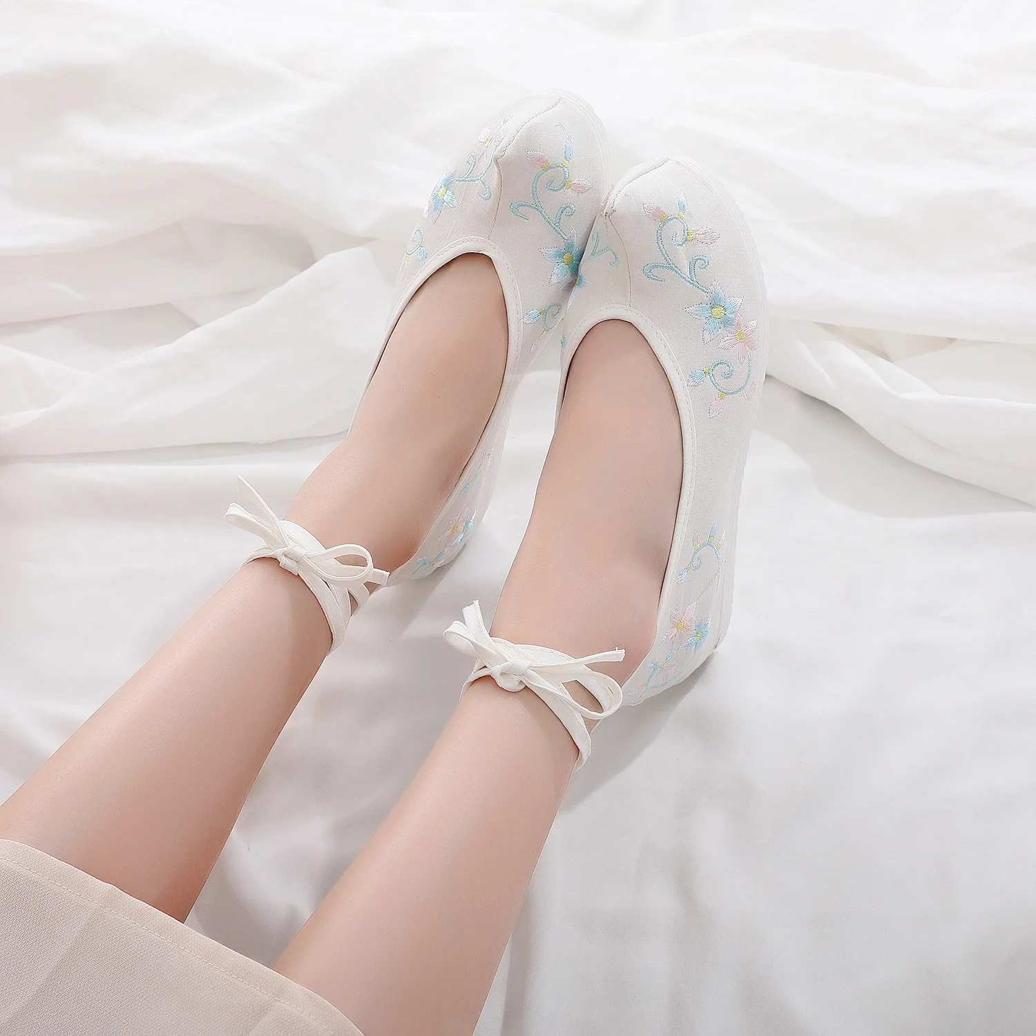 

Hyacinth Embroidered Shoes Antique Style Shoe Women's Chinese Clothing Shoes Versatile Elegant Retro Chinese-style Soft-Sole Ali