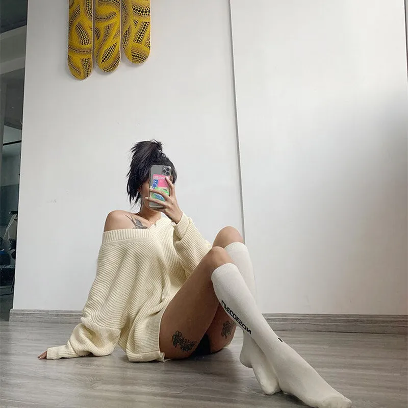 Autumn and winter new sweater women deep V-neck bat-sleeve loose pullover long-sleeved sweater fashionable casual top was thin