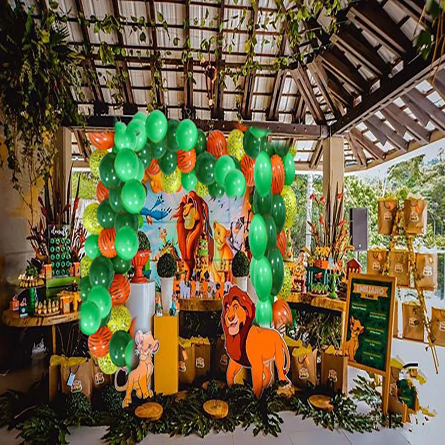 

The party with the theme of the Lion King makes the children feel brave and happy.