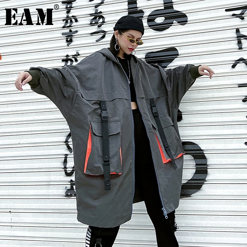 

[EAM] Women Big Pocket Split Joint Big Size Trench New Hooded Long Sleeve Loose Fit Windbreaker Fashion Tide Spring 2020 1R487