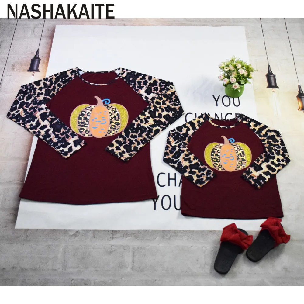 NASHAKAITE топы с длинными рукавами для мамы и дочки; одинаковые футболки в полоску с принтом тыквы для Хэллоуина Одежда для мамы и дочки семейный образ